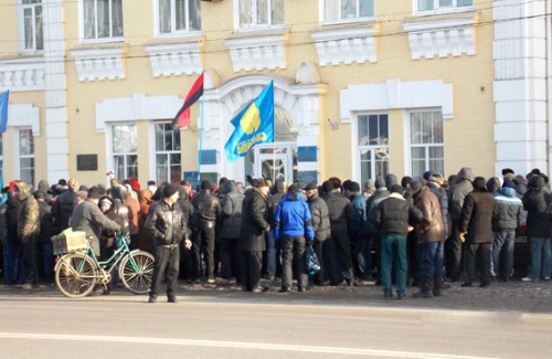 На Полтавщині люди протестують проти переселенців, бо ті у місцях розселення вивішують прапор ДНР