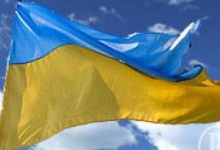 Діти з Прикарпаття шиють українські прапори для бійців на передовій