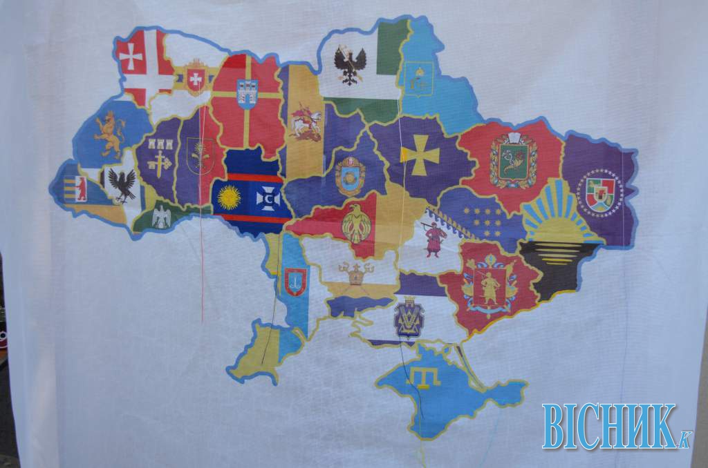 Вишивають карту України: кожна область зобразить на ній свій «регіональний» герб