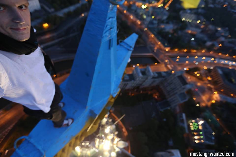 Хлопець, який розфарбував зірку над висоткою у Москві, готовий здатися в обмін на звільнення Савченко