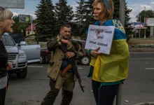 У Донецьку терористи прив’язали до стовпа жінку за те, що підтримує Україну, — перехожі плювали у неї і кидали помідорами
