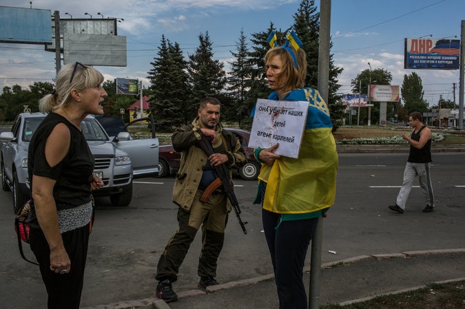У Донецьку терористи прив’язали до стовпа жінку за те, що підтримує Україну, — перехожі плювали у неї і кидали помідорами