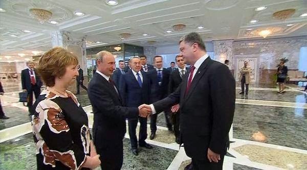 Порошенко потиснув руку Путіну з неприкритою відразою на обличчі