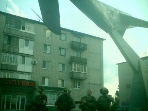Колона російської техніки наступає на Новоазовськ, який обороняє «Азов»
