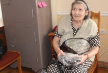 90-літня бабця принесла для українських бійців ковдру та іконку