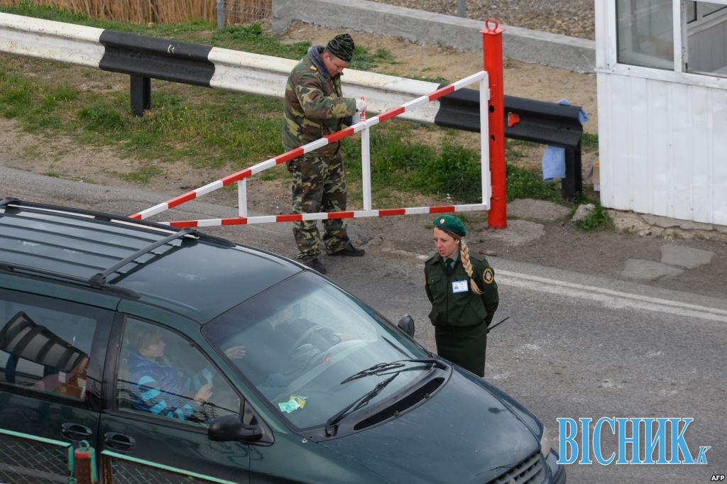 Російські військові обшукують українські машини на в’їзді у Крим