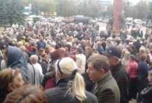 Російські «казакі» розігнали мітинг в Антрациті: люди хотіли запитати у нового «керівництва» про заробітні плати