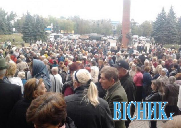 Російські «казакі» розігнали мітинг в Антрациті: люди хотіли запитати у нового «керівництва» про заробітні плати