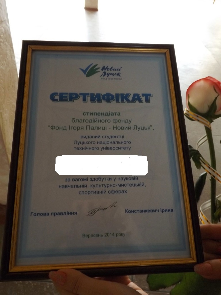 Кандидат в депутати у Луцьку вручила студентам грошові сертифікати від імені благодійного фонду