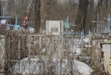 На Житомирщині 75-річну бабцю ледве не вбили на кладовищі, де вона прибирала могилки своїх батьків
