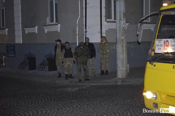 У Луцьку «Самооборона Майдану» бере в облогу ОВК № 22: принесли шини і буржуйку