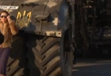 Харківські волонтери реставрували потужний екскаватор для риття траншей і окопів