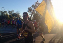 У США українець увесь 40-кілометровий марафон біг із жовто-блакитним прапором