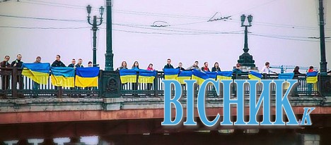 Під жовто-блакитними стягами освітяни Донецька вийшли на вулиці і благають про спасіння від бойовиків
