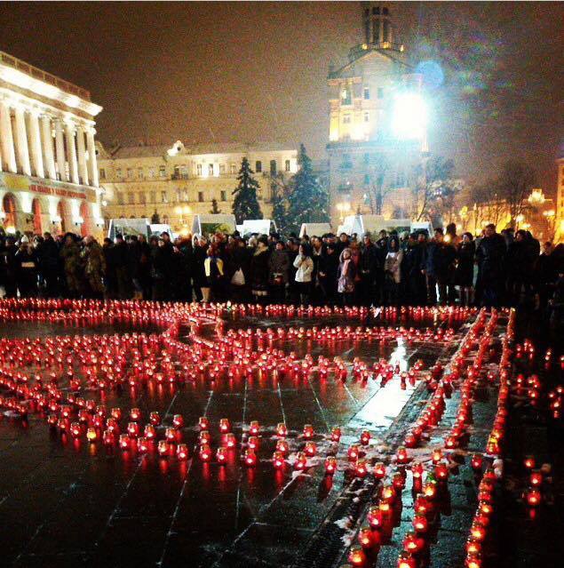 На Майдані відбулася «Ніч пам’яті», помолитися з її учасниками прийшов Президент