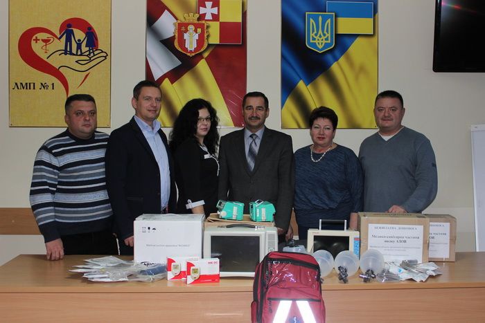 Керівник луцької поліклініки повіз на передову зібране медобладнання для «Азову»