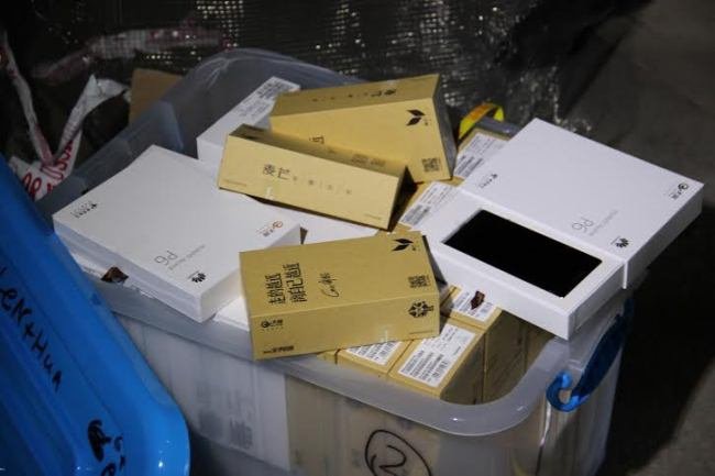 Волинські митники затримали контрабанду мобільних телефонів та аксесуарів на понад 3 мільйони
