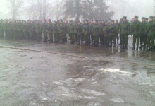 Російські військові та найманці провели у Красному Лучі парад на честь конституції РФ