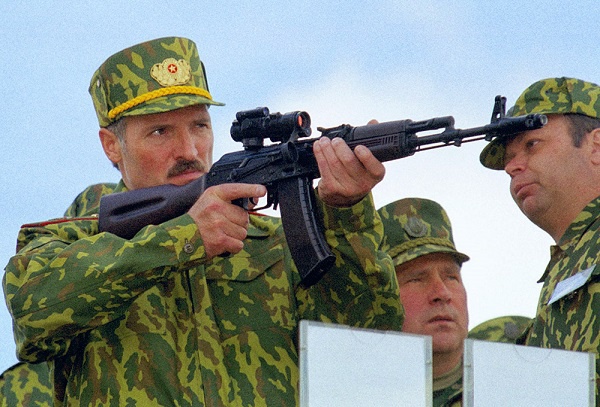 Олександр Лукашенко натякнув Кремлю, що готовий до війни