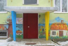 На Рівненщині переселенка розмалювала під’їзд в українському стилі