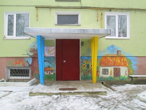 На Рівненщині переселенка розмалювала під’їзд в українському стилі