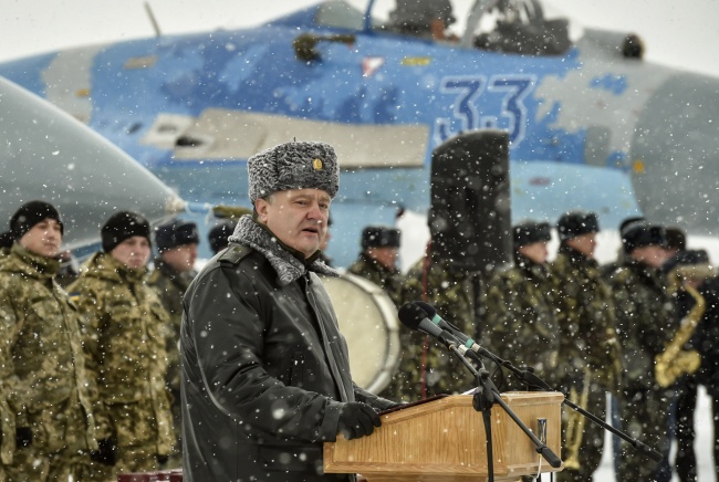 На Житомирщині Порошенко передав військовим бронемашини, літаки та автоматичні міномети