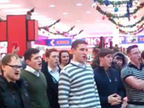 Московські семінаристи несподівано заспівали українські колядки у торгівельному центрі у Москві