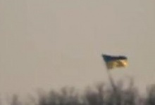 «Азов» встановив український прапор на висоті під носом у бойовиків і обіцяє його обороняти