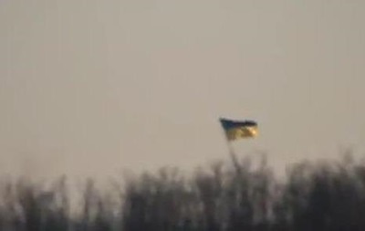 «Азов» встановив український прапор на висоті під носом у бойовиків і обіцяє його обороняти