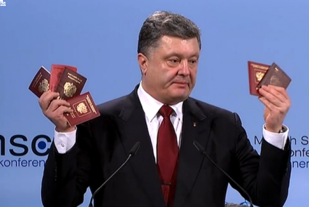 Порошенко показав на безпековій конференції у Мюнхені паспорти російських військових, які воювали в Україні