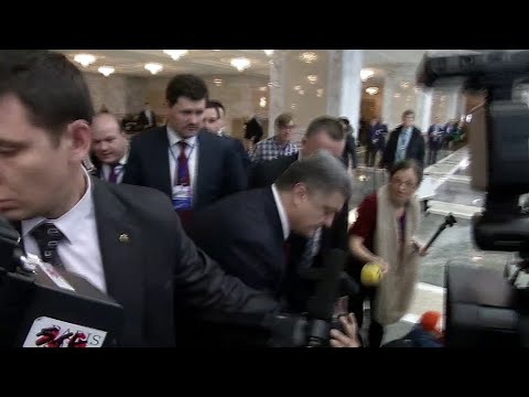 У Мінську Порошенко підняв телеоператора, якого випадково збила з ніш президентська охорона