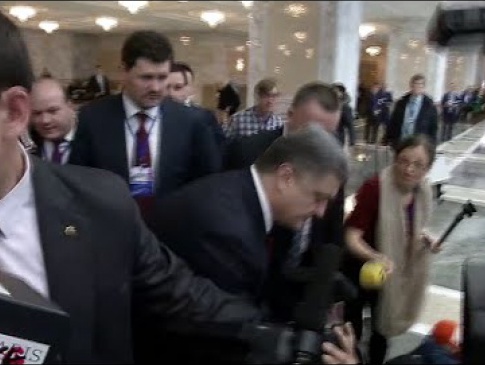 У Мінську Порошенко підняв телеоператора, якого випадково збила з ніш президентська охорона