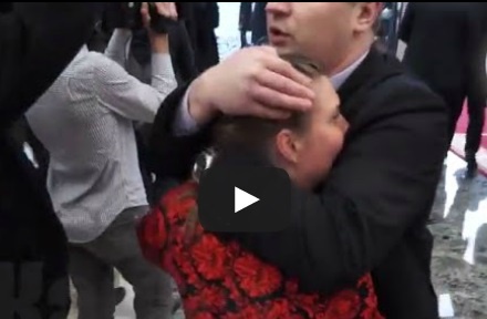 У Білорусі охоронець ніжно закрив рота російській журналістці, яка хотіла викрикнути запитання до Порошенка