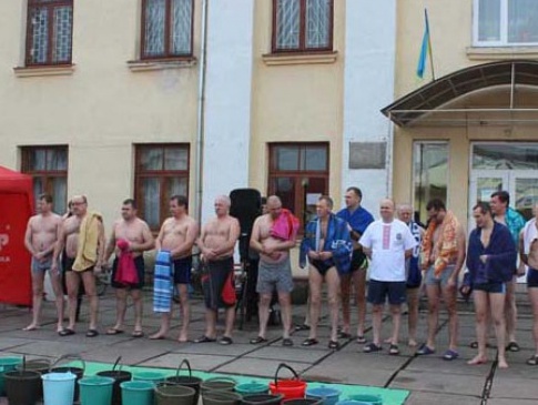 У Ківерцях обливалися крижаною водою, щоб зібрати кошти на лікування двох поранених волинських «кіборгів»