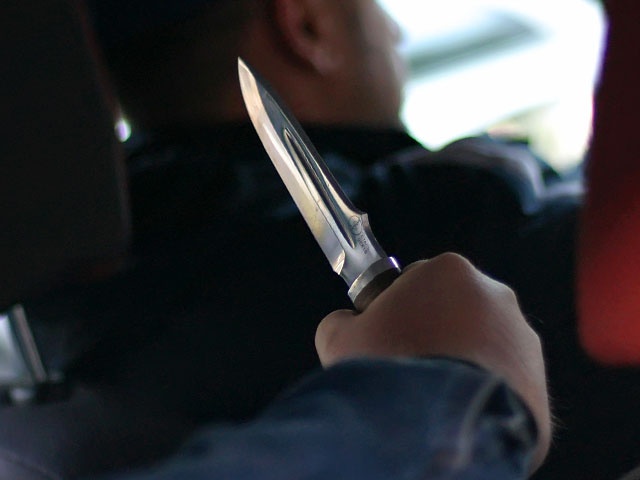 На Волині суди «скаженого» чоловіка, який, не спромігшись зарізати таксиста, порізав ножем... машину