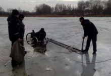 В інвалідному візку провалився під лід