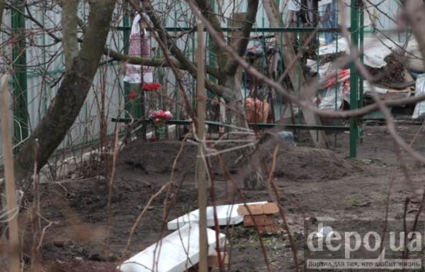 У Києві батюшка відкопав тіло своєї жінки і змушував людей цілувати трупу руку