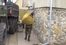 На Хмельниччині на подвір’ї військового офіцера вилучили три вантажівки армійського майна