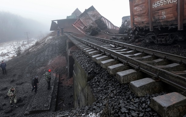 Бойовики «ЛНР» підірвали поїзд з вугіллям для України — вибухом зруйновано стратегічно важливий міст