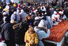 Черговий епізод із життя російських гурманів — у Тюмені у натовп кидали безкоштовні сосиски