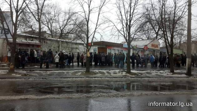 У Луганську люди стоять у величезних чергах за хлібом