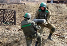 Українські сапери у прифронтовій зоні розбирають підірваний склад боєприпасів