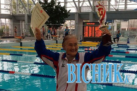 Сторічна бабця встановила рекорд, пропливши... 1500 м