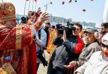 У Росії митрополит кидав у натовп крашанки