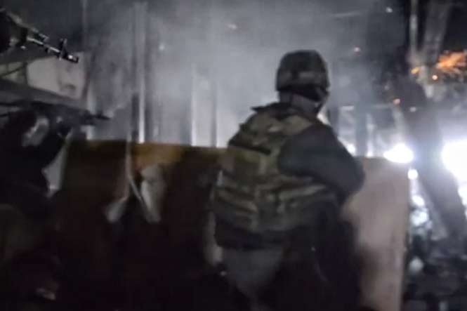 «Кіборги» з донецького аеропорту записали на відео один з останніх своїх боїв — смерть зустрічали з Гімном України
