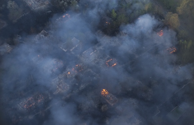 Триває гасіння пожежі під Чорнобилем — вогонь зупинили за 5 кілометрів від радіоактивних могильників