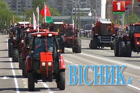 На парад у Мінську викотили трактори