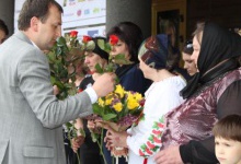 У Луцьку вшанували матерів полеглих героїв і виклали слово «МИР» з вишиваних рушників