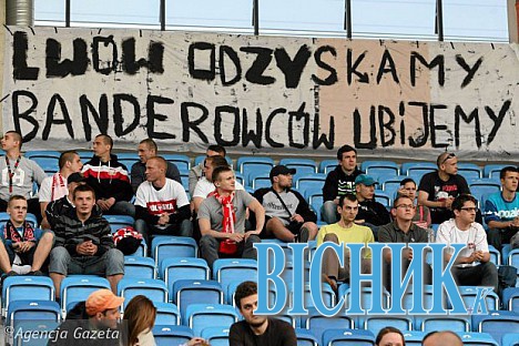 У Польщі на «Арені Люблін» фани вивісили банер: «Львів повернемо, бандерівців уб’ємо»