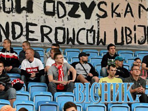 У Польщі на «Арені Люблін» фани вивісили банер: «Львів повернемо, бандерівців уб’ємо»